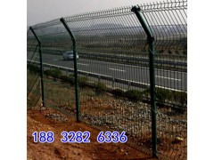 双边丝防护网 双边丝钢丝护栏网双边丝护栏网鱼塘铁丝围网